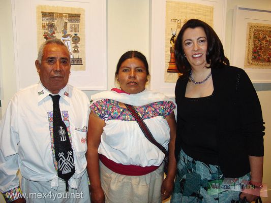InauguraciÃ³n Amate-Papiro MAPr/ Opening Amate-Papiro Popular Art Museum
En la imÃ¡gen podemos observar a los artesanos de San Pablito PahuatlÃ¡n, Puebla, y la Embajadora Lourdes Aranda Bezaury en la exposiciÃ³n:  " Amate y Papiro ...un diÃ¡logo histÃ³rico".

The image can watch the artisans of San Pablito PahuatlÃ¡n, Puebla, and the embassy Lourdes Aranda Bezaury: "Amate and Papyrus ... a historic dialogue."
Keywords: museo arte popular inauguracion opening embajador ambassador egypt egipto amate papiro