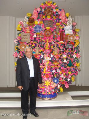 InauguraciÃ³n Amate-Papiro MAPr/ Opening Amate-Papiro Popular Art Museum
El Embajador de la RepÃºblica Ãrabe de Egipto en MÃ©xico, Aly Houssam El-Din El-Hefny posando para Mex4you junto al Ãrbol de la Vida.

The Embassy of the Arab Republic of Egypt in Mexico, Aly Houssam El-Din El-Hefny posing for Mex4you beside to the tree of life.
Keywords: museo arte popular inauguracion opening embajador ambassador egypt egipto amate papiro