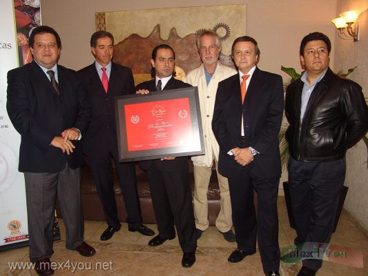 PremiaciÃ³n Casa Regia Restaurante / Casa Regia Restaurante Award (02-07)
En la premiaciÃ³n del Restaurante Casa Regia estuvieron presente personalidades como:  Victor Hugo RodrÃ­guez, presidente de Editorial Agueda.

The awards were Regia of the House Restaurant personalities like this: Victor Hugo Rodriguez, president of Editorial Agueda.
Keywords: restaurante monterrey casa regia polanco