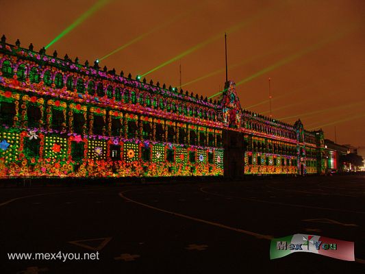 Luces en el ZÃ³calo / Lights in Zocalo (01-03)
El jueves 17 de septiembre se llevÃ² a cabo en el zÃ³calo de la ciudad de MÃ©xico una exhibiciÃ³n de luces en palacio nacional en tres funciones:  20:30, 21:30 y 22:30 primero comenzando con una proyecciÃ²n en una corriente de agua de trajineras, pirÃ mides, etc. 
Keywords: luces ciudad mexico lights city zocalo palacio nacional national palace