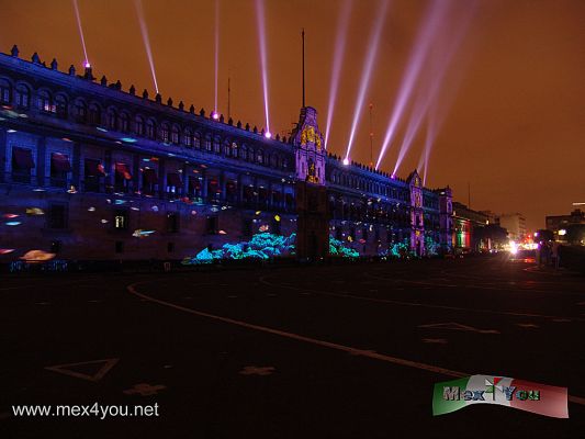 Luces en el ZÃ³calo / Lights in Zocalo (02-03)
Sobre palacio nacional pudimos observar pasajes de de nuestra historia como murales , tambiÃ¨n calaveras moviendo los huesos, bellos pasajes floridos ante el asombro de la multitud reunida en el zÃ³calo 
Keywords: luces ciudad mexico lights city zocalo palacio nacional national palace