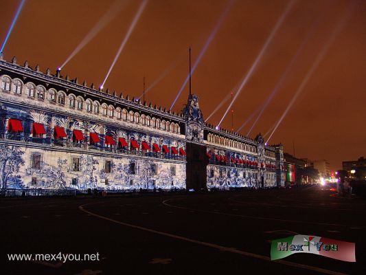Luces en el ZÃ³calo / Lights in Zocalo (03-03)
Es un evento que vale la pena ver durante casi 15 minutos. Eso si le recomendamos llegar con anticipaciÃ²n y traer un paraguas por si las moscas. 
Keywords: luces ciudad mexico lights city zocalo palacio nacional national palace