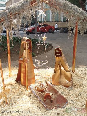 Nacimientos en la Ciudad de MÃ©xico /  Nativity Scenes in Mexico City (04-07) 2008
Este hermoso nacimiento con los tradicionales elementos, pero elaborado con metal pintado asemejando oro es muy original y fuÃ© elaborado por la Red de Transporte de Pasajeros del Distrito Federal.

This beautiful Nativity Scenes with traditional elements, but made with painted metal resembling gold is very original and was developed by the Network of Passenger Transport of the Federal District.


Keywords: nacimientos nativity scenes paseo reforma avenue mexico city navidad xmas christmas