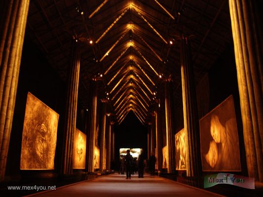 InauguraciÃ³n Museo NomÃ¡da / Nomadic Museum Opening (01-07)
Al entrar a este museo lo que nos impacta a primera vista es la luz tÃ©nue asÃ­ como las enormes estructuras de bamboo, los espejos de agua debajo de cada fotografÃ­a y las pantallas que proyectan los filmes de Colbert. Este museo ocupa 5,130 metros cuadrados y se divide en dos galerÃ­as y tres teatros distintos. 

The first thing you note when entering is the smooth light, the huge bamboo structures, bodies of water below each photograph and the screens projecting films Colbert. This museum covers 5130 square meters and is divided into two galleries and three different theaters.
Keywords: museo nomada nomadico museum ashes snow exposicion exposition gregoy colbert
