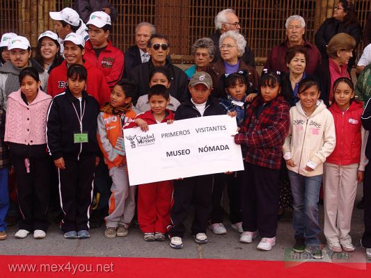 InauguraciÃ³n Museo NomÃ¡da / Nomadic Museum Opening (01-07)
A la entrada del museo nÃ³mada se reunÃ­an ya los primeros asistentes entre los que se encontraban niÃ±os y gente de la tercera edad.

At the entrance to the nomadic museum  met and the first assistants among them children and elderly people.
Keywords: museo nomada nomadico museum ashes snow exposicion exposition gregoy colbert marcelo ebrard zocalo