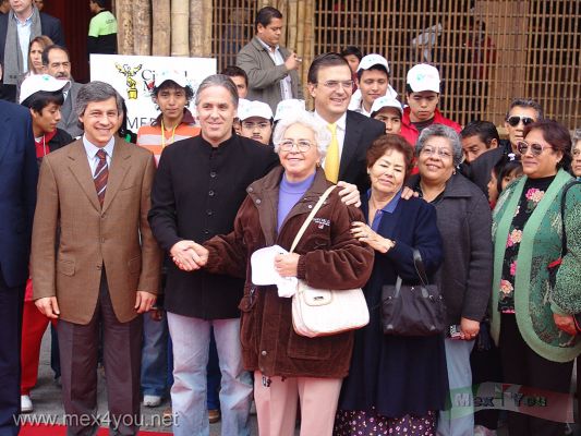 InauguraciÃ³n Museo NomÃ¡da / Nomadic Museum Opening (01-07)
El artista Gregory Colbert y los responsables de esta exposiciÃ³n en el ZÃ³calo saludaron a los primeros asistentes y se tomaron la foto del recuerdo.  El museo nÃ³mada estarÃ¡ en el ZÃ³calo del 19 de Enero al 27 de abril del 2008, la entrada es gratuita y el horario es de 10 de la maÃ±ana a las 10 de la noche. Le recomendamos asistir Â¡Â¡Â¡

The artist Gregory Colbert and those responsible for this exhibition at the Zocalo greeted the first assistants and took the photo of remembrance. The nomadic museum will be in the Zocalo from January 19th to April 27th, 2008, admission is free and hours are 10 am to 10 pm. We recommend attending Â¡Â¡Â¡Â¡Â¡
Keywords: museo nomada nomadico museum ashes snow exposicion exposition gregoy colbert