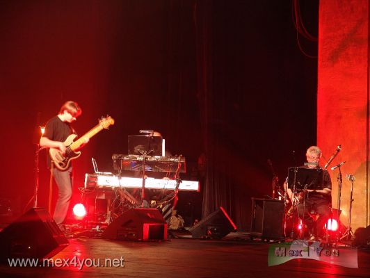 Univers Zero in Mexico (02-05)
Definida  como "mÃ¹sica de cÃ mara para el Apocalipsis" reune una interesante instrumentaciÃ²n y variedad de ritmos, que provoca una reacciÃ²n auditiva Ã¹nica que provoca diversos estados de Ã nimo durante toda la interpretaciÃ²n. 

Defined as "chamber music for the Apocalypse" brings together an interesting variety of instrumentation and rhythms, which causes a unique reaction that causes hearing different moods throughout the performance.
Keywords: univers zero teatro ciudad theater city belgica belgium