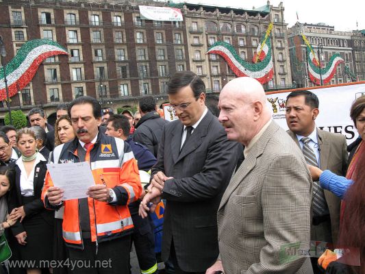 23 aniversario de los Sismos de 1985/ 23th anniversary of the 1985 earthquake (04-06)
A las 10 de la maÃ±ana del 19 de septiembre de 2008 se llevÃ³ a cabo un simulacro de sismo para evaluar las medidas de seguridad implementada en los edificios de gobierno. 

At 10 am on September 19th 2008 was carried out a mock earthquake to assess the security measures implemented in government buildings.

Foto de: JesÃºs SÃ¡nchez
Keywords: temblor sismo sismos 1985 terremoto plaza solidaridad