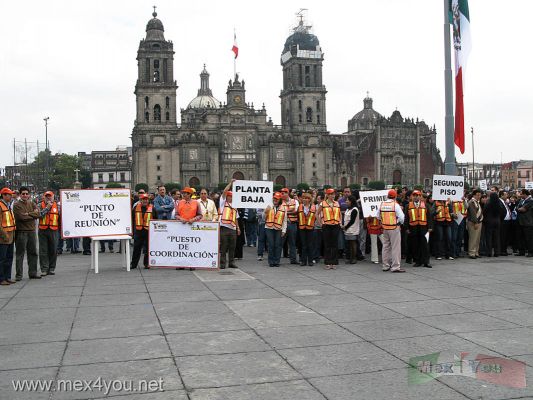 23 aniversario de los Sismos de 1985/ 23th anniversary of the 1985 earthquake (05-06)
El ZÃ³calo de la Ciudad de MÃ©xico fuÃ© el centro de reuniÃ³n para el simulacro llevado a cabo el 19 de septiembre del 2008. 

The Zocalo of Mexico City was the center of reunion for the simulation carried out the Sept. 19th, 2008.

Foto de: JesÃºs SÃ¡nchez
Keywords: temblor sismo sismos 1985 terremoto plaza solidaridad