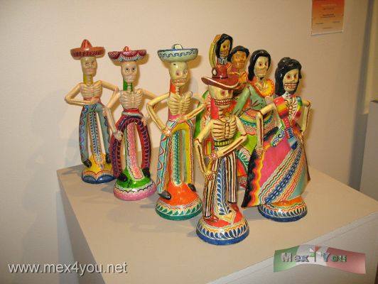 Mexico y el Arte Popular / Mexico and the Popular Art a Magic Way (01-03)
El sÃ bado 20 de Junio se estrenÃ² en el MAP (Museo de Arte Popular) la exposiciÃ²n "Mexico y el Arte Popular, un Camino MÃ gico" del 20 de junio al 31 de julio, nos revela lo que es MÃ¨xico: un paÃ¬s policromado donde la cultura popular se mantiene viva, dinÃ mica, representada con toda su fuerza en bellas piezas originadas en el manantial de la tradiciÃ²n de un pueblo.

On Saturday June 20 was premiered at the MAP (Museo de Arte Popular) the exhibition "Mexico and the Popular Arts, a Camino Magico" from June 20 to July 31, reveals that Mexico is a country where polychromed popular culture is kept alive, dynamic, represented in full force on beautiful pieces created in the source of the tradition of a people.

Photo by: JesÃ¹s SÃ nchez
Keywords: map museo arte popular camino magico magic way museum