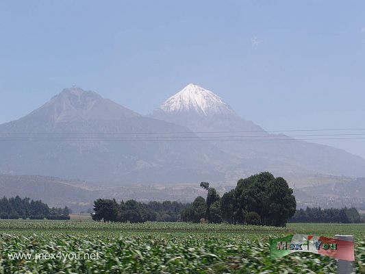 Pico de Orizaba Veracruz. 
El Pico de Orizaba visto desde la carretera.  Se vÃ© a lo lejos nevado y se ve muy claramente sin contaminaciÃ³n ni smog. El Pico de Orizaba es el mÃ¡s alto de MÃ©xico y tercero de Norte AmÃ©rica, alcanza 5,747 metros sobre el nivel del mar. Es el atractivo natural por excelencia de la regiÃ²n. El Pico de Orizaba se encuentra en los lÃ­mites de Puebla y Veracruz. Conocido como " CitlaltÃ©petl", que significa " Cerro de la Estrella". 
Keywords: pico orizaba veracruz