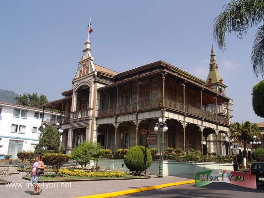 Palacio de Hierro / Orizaba Veracruz. 
El Palacio de Hierro es una construcciÃ³n de estilo FrancÃ©s. Totalmente desarmable, en el mundo sÃ³lo existen 2 palacios con esta caracterÃ¬stica. EstÃ¡ ensamblado con 823,222 tornillos. FuÃ© traÃ­do de Bruselas, BÃ©lgica. Pesa aproximadamente 600 toneladas.  En este lugar se encuentra una cafeterÃ­a donde se puede degustar el mejor cafÃ© de la regiÃ³n, cuenta tambiÃ©n con un museo del futbol. 

Text & Photo by: Antonio Pacheco 
Keywords: palacio hierro orizaba veracruz