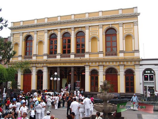 Gran Teatro Ignacio de la Llave / Orizaba, Veracruz. 
Se construye en 1855 gracias a el Gobernador del Estado, Gral. Ignacio de la Llave.La arquitectura es de tipo Italiano, estilo NeoclÃ¡sico, siendo el autor el Arq.JoaquÃ­n Huerta. Fue inaugurado con gran majestuosidad en 1875 con la presentaciÃ³n de la cantante de Ã³pera contralto MarÃ­a Jurieff. al inaugurarse contaba con cubierta de madera, misma que se cambiÃ³ en 1865 por una metÃ¡lica, Ãºnica en el paÃ­s. En 1973 fuÃ© sacudido por un sismo que prÃ¡cticamente lo destruyÃ³ dejando solo la fachada sin daÃ±os, misma que aÃºn se conserva . En 1985 despuÃ©s de doce aÃ±os se reconstruyÃ³ el cuerpo daÃ±ado usando sistemas modernos de concreto armado.
Keywords: gran teatro ignacio de la llave orizaba veracruz