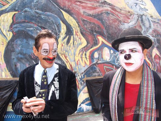 Octavo Aniversario del FARO de Oriente / FARO de Oriente Eighth Anniversary (07-09)
Grupos como "Que Payasos" estuvieron presentes en la celebraciÃ³n del FARO de Oriente en su Octavo Aniversario.

Music Groups such as "That Clown" were present at the celebration of the FARO at its  Eighth Anniversary.
Keywords: faro oriente iztapalapa payasos clowns clown