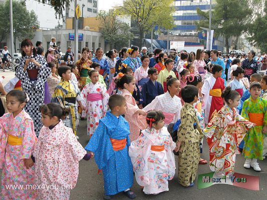 400 aÃ±os de Relaciones MÃ©xico - JapÃ³n /  400 Years Relations Mexico - Japan (01-05)
El sÃ¡bado 21 de Noviembre en el Ãngel de la Independencia se llevÃ³ a cabo un desfile para celebrar los 400 aÃ±os de relaciones diplomÃ¡ticas entre JapÃ³n y MÃ©xico.  Pudimos ver hombres y mujeres de todas las edades vistiendo floridos kimonos a la usanza de la vestimenta tradicional japonesa. 

Photo by: JesÃºs SÃ¡nchez 
Keywords: 400 aÃ±os relacion relaciones mexico japon japan 