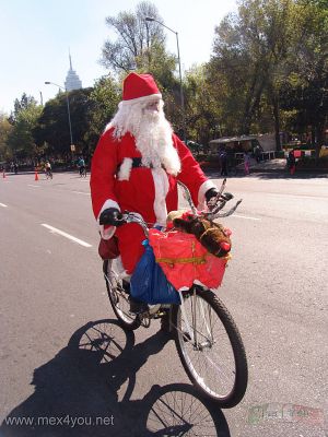 Escenas NavideÃ±as en el D.F. / Xmas Scenes in Mexico City (01-04)
Enrique HernÃ¡ndez Jaramillo es un gran ciclista, el cual ha ganado varios premios en vueltas ciclistas tales como:  Vueltas Ciclistas de Motivos PÃ¡trios, de Motivos Revolucionarios entre otros. 

Enrique Hernandez Jaramillo is a great rider, who has won several prizes such as round cyclists: Tour de Motivos homeland, Revolutionary Reason among others.
Keywords: navidad xmas christmas santa claus paseo ciclista ciclying rider ciudad mexico city clausula clos