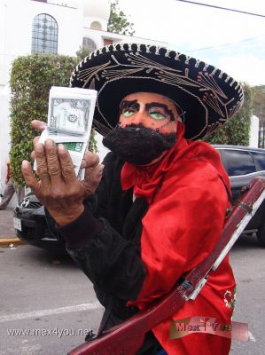 Inician los Carnavales en el Distrito Federal / Began the Carnivals in Mexico City 2009 (02-08)
Los Habitantes del PeÃ±Ã²n de los BaÃ±os utilizan sus vistosas mÃ scaras que recorren los diferentes barrios de PeÃ±Ã²n al son de la mÃ¹sica de banda. Este personaje parece decirnos: CUAL CRISIS ???

Inhabitants of the Rock of the Bath using their colorful masks that cover different areas of rock to the music band. This character seems to say: WHAT MEANS CRISIS?
Keywords: peÃ±on baÃ±os carnivals carnival carnavales carnaval crisis mexico city ciudad barrio