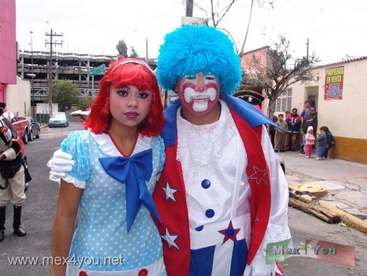 Inician los Carnavales en el Distrito Federal / Began the Carnivals in Mexico City 2009 (03-08)
Cada barrio del PeÃ±Ã²n de los BaÃ±os tienen sus propios atavios, los cuales llenan el ambiente con sus coloridos.  A veces hacen concursos para ver quien tiene los mejores disfrazes.

Each quarter of the Rock of the bathrooms have their own attire, which fill the atmosphere with their colorful. Sometimes doing contests to see who has the best costumes.
Keywords: peÃ±on baÃ±os carnivals carnival carnavales carnaval mexico city ciudad barrio