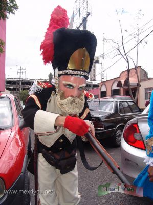 Inician los Carnavales en el Distrito Federal / Began the Carnivals in Mexico City 2009 (04-08)
Durante el Carnaval del PeÃ±Ã²n de los BaÃ±os los participantes recorren las diferentes calles de la zona con sus disfrazes y mÃ¹sica, ademÃ s de los disparos de salvas que indican a lo lejos donde se encuentran.

During the PeÃ±on de los BaÃ±os Carnival, the participants through the baths various streets in the area with their costumes and music, besides firing salvos of which indicate the distance where they are.
Keywords: peÃ±on baÃ±os carnivals carnival carnavales carnaval mexico city ciudad barrio