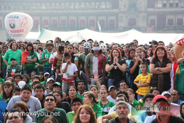 Tercer Partido Copa Mundial MÃ©xico - Uruguay / Third Match World Cup Mexico - Uruguay (02-04)
La tensiÃ³n de la gente asistente era mucha, ya que se esperaba por lo menos el empate contra Uruguay. Sobre la presencia del SME, quien ayer prestÃ³ algunas para que los aficionados jugaran con ellas, Rojas DÃ­az  DurÃ¡n dijo que persiste una sana convivencia con los aficionados y los sindicalizados, porque  ambos han sido bastante razonables y no se ha registrado ninguna queja de ninguna parte. 



photo by: JesÃºs SÃ¡nchez.
Keywords: partido mexico uruguay match world cup copa mundia sudafrica fifa fan fest 2010 zocalo ciudad mexico city 