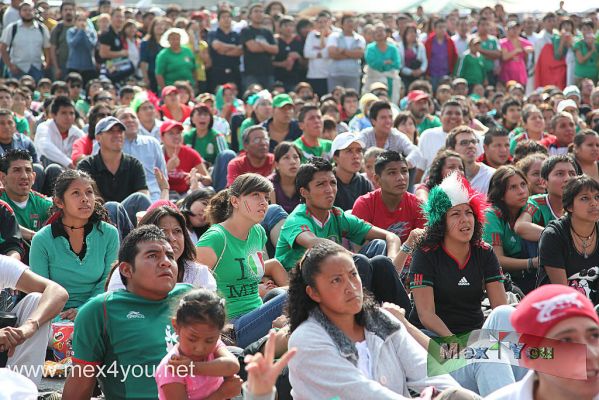 Tercer Partido Copa Mundial MÃ©xico - Uruguay / Third Match World Cup Mexico - Uruguay (03-04)
Con un gol ganÃ³ la selecciÃ³n de Uruguay sobre MÃ©xico y a pesar de esto nuestro paÃ­s paso a la siguiente ronda, que se jugarÃ¡ el prÃ³ximo domingo 27 a las 13 horas de MÃ©xico y donde se espera doblar el nÃºmero de asistentes, por ser un dÃ­a de asueto.

photo by: JesÃºs SÃ¡nchez.
Keywords: partido mexico uruguay match world cup copa mundia sudafrica fifa fan fest 2010 zocalo ciudad mexico city 
