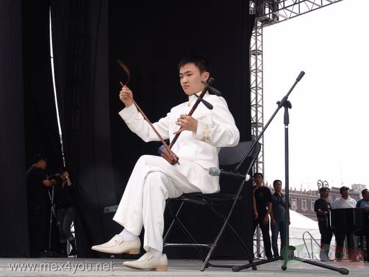 Experimentar  China en MÃ©xico / Experimenting China in Mexico 2007  (04-15)
En el ZÃ³calo de la Ciudad de MÃ©xico se llevÃ³ a cabo un estupendo evento donde pudimos observar la interpretaciÃ³n de mÃºsica tradicional china a cargo de artistas con capacidades diferentes del grupo: Mi SueÃ±o  .

In the  Mexico ZÃ³calo a wonderful event was carried out where we could observe the interpretation of Chinese folk music in charge of artists with capacities different from the group â€œ My Dream â€œ .

Keywords: china mexico exposicion fotografia paseo reforma ciudad mexico city