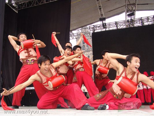 Experimentar  China en MÃ©xico / Experimenting China in Mexico 2007  (09-15)
Las danzas en conjunto mostraron siempre habilidad y sincronÃ­a que hicieron que el pÃºblico aplaudiera.

The dances altogether showed always to ability and synchrony that caused that the public applauded.

Keywords: china mexico exposicion fotografia paseo reforma ciudad mexico city