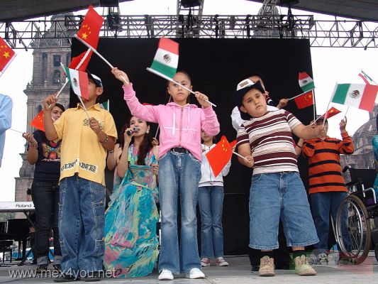 Experimentar  China en MÃ©xico / Experimenting China in Mexico 2007  (10-15)
Para el Gran Final los artistas interpretaron la canciÃ³n â€œ We are the World â€œ donde niÃ±os agitaban banderas de China y MÃ©xico.

For the Great Finale  the artists sang â€œWe are the World â€œ where boys and girls shook flags of China and Mexico.

Keywords: china mexico exposicion fotografia paseo reforma ciudad mexico city