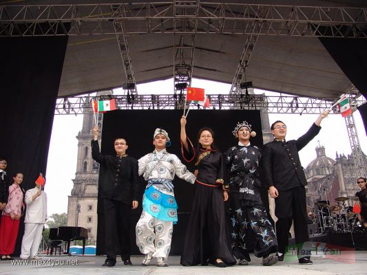 Experimentar  China en MÃ©xico / Experimenting China in Mexico 2007  (13-15)
El ZÃ³calo de la Ciudad de MÃ©xico se llenÃ³ con la hermosa mÃºsica, trajes y danzas de China.

The Mexico City Zocalo could enjoy  with beautiful music, costumes and dances from China.
Keywords: china mexico exposicion fotografia paseo reforma ciudad mexico city