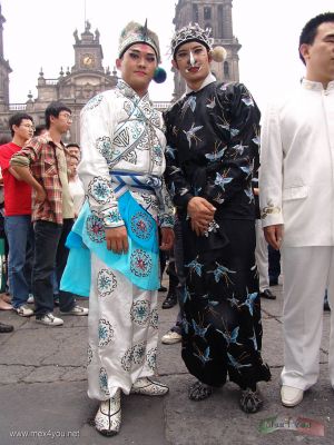 Experimentar  China en MÃ©xico / Experimenting China in Mexico 2007  (15-15)
Usted podrÃ¡ disfrutar mÃ¡s de este hermoso espectÃ¡culo  en el Teatro de la Ciudad y ademÃ¡s el prÃ³ximo domingo 29 con una exhibiciÃ³n de Kung â€“ Fu. Consulte Cartelera.

You will be able to enjoy more this beautiful spectacle next in the Theater of the City and in addition the next Sunday 29 an exhibition to Kung â€“ Fu. Consult Billboard 


Keywords: china mexico exposicion fotografia paseo reforma ciudad mexico city