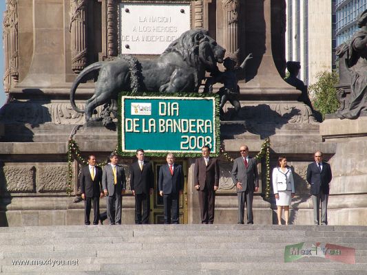 Dia de la Bandera / Flag Day 2008 (01-02)
El Domingo 24 de Febrero celebramos el dÃ­a de la Bandera. En el Ãngel de la Independencia se llevÃ³ a cabo un evento para celebrar a nuestro lÃ¡varo patrio y para incinerar con honores a las banderas que habÃ­an ya dado servicio.

On Sunday February 24th celebrating the Flag Day. In the Independence Angel was held an event to celebrate our homeland and to incinerate an old Flag with honors to the flags that had already given service.
Keywords: bandera flag angel independencia independence