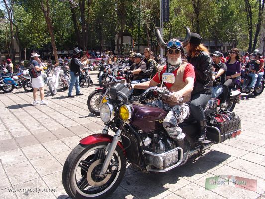 PeregrinaciÃ³n Motociclistas  / Motorcyclist  Pilgrimage 2008 (01-03)
Los motociclistas al igual que las motos asistÃ­an ataviados con los mÃ¡s variados atuendos: cascos con cuernos, vestidos de apaches, de calaveras, etc.

Motorcyclists like motorcycles attending dressed in the most varied attire: helmets with horns, dresses like Apaches, skulls, and so on.
Keywords: peregrinacion moto motociclista motorcyclist