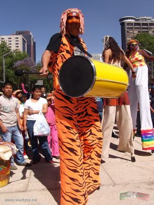 DÃ­a del Tambor / Drum Day (01-06)
A lo largo de la Avenida Paseo de la Reforma se pudo escuchar el ritmo de los tambores, los cuales invitaban a bailar.

Along Paseo de la Reforma avenue we could hear the rhythm of drums, which invited us to dance.
Keywords: tambor drum desfile angel independence independencia