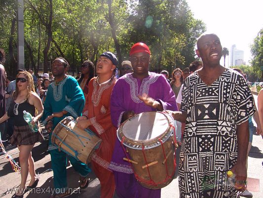 DÃ­a del Tambor / Drum Day (01-06)
La gente asistente estaba muy alegre con el ritmo que invitaba a la danza en este Desfile que reÃºne tambiÃ©n a la cultura africana que es parte de nuestra herencia cultural.

People along the Paseo de la Reforma avenue was very happy with the  rhythm which inviting dance. In the parade that also brings the African culture that is part of our cultural heritage.
Keywords: tambor drum desfile angel independence independencia  africa