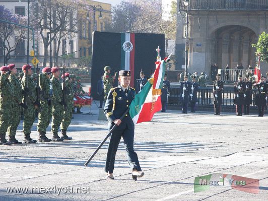 DÃ¬a de la Bandera / Flag Day 2009  (03-05)
CalderÃ²n exhortÃ² a los militares a defender al paÃ¬s por encima de intereses mezquinos. 

Calderon urged the military to defend the country above petty interests.


Photo by: JesÃ¹s SÃ nchez
Keywords: dia bandera day flag zocalo ciudad mexico city ejercito army