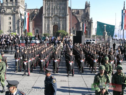 DÃ¬a de la Bandera / Flag Day 2009  (04-05)
En el ZÃ²calo de la Ciudad de MÃ¨xico se llevÃ² a cabo una salva por la bandera.

In the Zocalo of Mexico City was carried out by a rescue hoist.

Photo by: JesÃ¹s SÃ nchez
Keywords: dia bandera day flag zocalo ciudad mexico city ejercito army