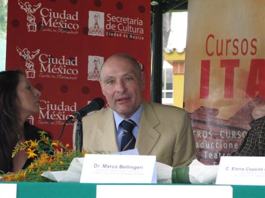 Festival Viva Vivaldi /   Viva Vivaldi Festival 2008 (04-05)
El Doctor Marco Bellingeri diÃ³ una plÃ¡tica sobre la relaciÃ³n entre MÃ©xico e Italia acerca de cultura y sus coincidencias, asi como tambiÃ©n invitÃ³ a la FIL (Feria Internacional del Libro) Guadalajara en la que Italia serÃ¡ la invitada de Honor. La FIL se llevarÃ¡ a cabo del 29 de noviembre al 7 de diciembre. Bellingeri expresÃ³ que se tratarÃ¡ de mostrar no sÃ³lo una referencia del pasado sino una imÃ¡gen actual de Italia en arte, cultura, etc.
Dr. Marco Bellingeri gave a talk on the relationship between Mexico and Italy about their culture and coincidences, as well as invited the IBF (International Book Fair) Guadalajara in which Italy will be the guest of honour. The IBF will take place from November 29 to December 7. Photo by: JesÃºs Sanchez
Keywords: viva vivaldi festival centro italiano cultura culture italian center