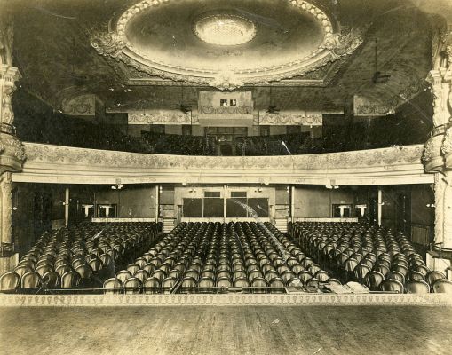 90 aÃ±os del Teatro de la Ciudad / 90 years of the City Theater (03-04)
El recinto ubicado en Donceles 36 en el Centro HistÃ³rico, â€œtiene tambiÃ©n una importancia especial como monumento arquitectÃ³nico. DespuÃ©s de la lucha revolucionaria, ayudÃ³ a construir el nuevo rostro de la Ciudad de MÃ©xico, porque a sus habitantes les inyectÃ³ el valor y el sentido de pertenencia, de arraigo y de identificaciÃ³n con un monumento arquitectÃ³nico que los distingue con respecto a cualquier otro lugar del paÃ­sâ€.
The compound is located in Donceles 36 in the Historic Center, "also has a special significance as architectural monuments. After the revolutionary struggle.
Keywords: teatro ciudad city theater mexico zarzuela opera
