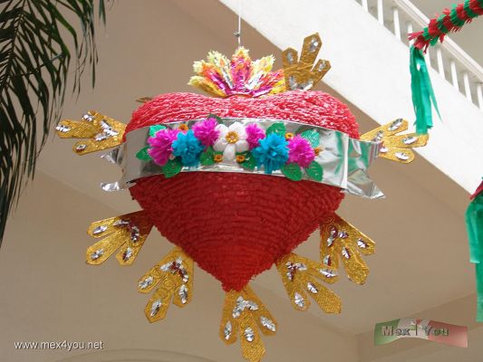 PiÃ±atas Museo de Arte Popular / PiÃ±atas Popular Art Museum  (01)
Photo by : Antonio Pacheco 
Keywords: piÃ±ata piÃ±atas museo arte popular art museum