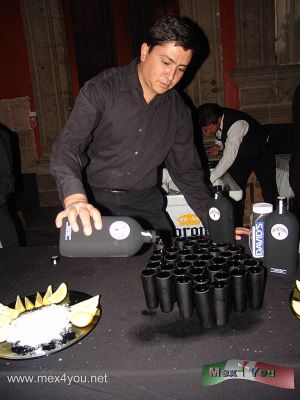Historia de un CorazÃ³n y Proyecto ZÃ³calo (05-05)
La exposiciÃ³n estÃ¡ patrocinada por el TEQUILA ALACRAN, el cual estÃ¡ elaborado mediante un proceso de destilaciÃ³n natural selectiva en columna. 

AlacrÃ¡n es un tequila transparente, puro, de sabor neutro, 100% agave producido y embotellado en Jalico, MÃ©xico , AutÃ©ntico Tequila AlacrÃ¡n es una compÃ¡Ã±Ã­a 100% mexicana, independiente, establecida en 2010 es un Tequila Blanco, 100% agave Tequilana Weber Azul.
Keywords: historia corazon proyecto zocalo museo ciudad mexico  tequila alacran