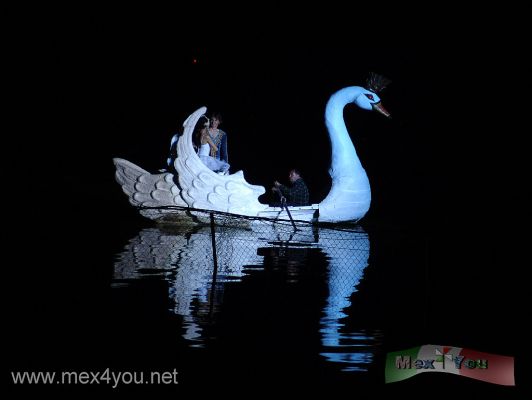 El Lago de los Cisnes en Chapultepec / The Swan Lake in Chapultepec Woods (05-05)
La Isleta del Lago del Viejo Bosque de Chapultepec se ubica en la Primera SecciÃ³n de Chapultepec (Metro Chapultepec). AdmisiÃ³n: $150.00, Preferente silla; $140.00, Preferente grada; $120.00, Lateral silla, y $110.00, Lateral grada. No se aplican descuentos. Venta de boletos en taquillas del Centro Cultural del Bosque y del Palacio de Bellas Artes o en el Sistema Ticketmaster.
  
La little island  is located on the First Section of Chapultepec (Chapultepec subway station). Admission: $ 150.00, Preferente chair, $ 140.00, Preferred Tier, $ 120.00, side chair and $ 110.00, Lateral grada. No discounts apply. Sale of tickets at ticket offices at the Cultural Center of the Forest and Palace of Fine Arts or the T
Keywords: lago cisnes swan lake chapultepec bosque woods isleta ballet tchaikovsky