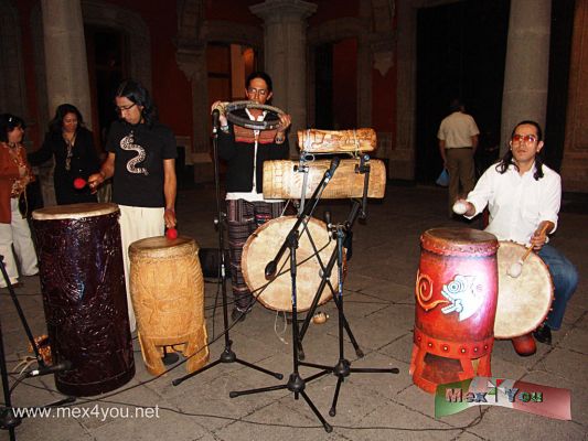 Herencia Azteca / Aztec Heritage  Video Presentation (01-03)
Copal y tamboresâ€¦ y el patio del Museo de la Ciudad de MÃ©xico a media luz. Escenario donde el Consejo de Pueblos y Barrios Originarios del Gobierno del Distrito Federal, encabezado por Fabiola Poblano Ramos, realizÃ³ la noche del viernes, la presentaciÃ³n del video Herencia Azteca una experiencia Ancestral, de Juan NicolÃ¡s Guerra.

En presencia de Guadalupe Lozada, Coordinadora de Patrimonio HistÃ³rico, ArtÃ­stico y Cultural; MarÃ­a Rosa MÃ¡rquez Cabrera, Secretaria de Desarrollo Rural y Equidad para las Comunidades; MarÃ­a del Pilar Corona Toledo, representante del Secretario de Turismo del Distrito Federal, y el escritor Sandro Cohen, se entregÃ³ el Premio QuetzalcÃ³atl al creador del video Herencia Azteca, por contribuir a travÃ©s de esta obra a p
Keywords: herencia azteca azteca heritage  pueblos originarios 