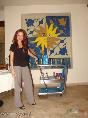 Cliente Un MillÃ³n en el Restaurante Salute / One Million Client in the Salute Restaurant (02-05)
La Licenciada Carmen Escalante encargada del departamento de mercadotecnia del grupo BGM, el cual es experto en el desarrollo de extraordinarios restaurantes de vanguardia como: SaluteÂ¡ Snack, Bice BistrÃ³ y California Pizza Kitchen.

The Lawer Carmen Escalante responsible for the marketing department of the group BMG, which is expert in developing extraordinary cutting-edge restaurants such as: Salute Snack, Bice Bistro and California Pizza Kitchen.
Keywords: restaurante salute group grupo bgm