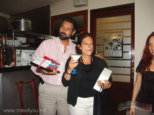 Cliente Un MillÃ³n en el Restaurante Salute / One Million Client in the Salute Restaurant  (03-05)
AquÃ­ vemos a los afortunados clientes Un millÃ³n:  Enrique Casas y Salua Guardia quienes recibieron extraordinarios premios cortesÃ­a de: Editorial Agueda, Boss Natura BissÃ©. 

Here is the lucky one million customers: Enrique Casas and Salue Guardia who received special prizes courtesy of: Editorial Agueda, Boss Natura BissÃ©.
Keywords: restaurante salute grupo group bgm