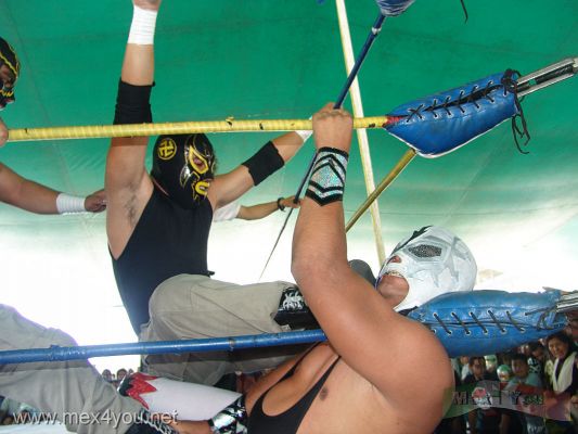 Funcion de Gala de Lucha Libre en el Faro de Oriente / Wrestling to celebrate the eighth Faro Birthday (03-07)
Los espectadores  apoyaban tanto a rudos como a tÃ©cnicos, pero eran mÃ¡s lo que apoyaban a los tÃ©cnicos.

Spectators supported both harsh and technical, but what they encouraged to the technicals.
Keywords: faro iztapalapa lucha libre wrestling luchador