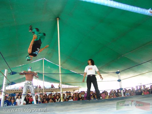 Funcion de Gala de Lucha Libre en el Faro de Oriente / Wrestling to celebrate the eighth Faro Birthday (05-07)
AquÃ­ podemos ver al Hijo del FaraÃ³n mostrando sus habilidades al volar desde la tercera cuerda.

Here we could see the Son of Pharaoh showing their abilities to fly from the third rope.
Keywords: faro iztapalapa lucha libre wrestling luchador