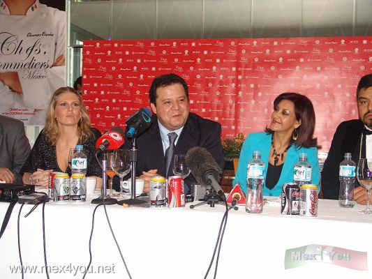 Convocatoria para Romper record Guinness en el Angel / Independence Angel break Guinness Record (04-05)
En este evento tambiÃ©n estuvieron presentes la Licenciada Michelle Virues, Directora de Marketing del grupo de IRCC y anfitriona del Champs ElysÃ©s indicÃ³ que este restaurante tiene una nueva administraciÃ³n y cuyo objetivo es brindar lo mejor de la comida Internacional a los asistentes a este Restaurante.

In this event also attended the Lawer Michelle Virues, Director of Marketing of group IRCC and hosted of the Champs ElysÃ©s indicated that this restaurant has a new administration and whose objective is to provide the best of food International attendees to this restaurant.
Keywords: record guinness angel independencia incependence Sommeliers champs elysees