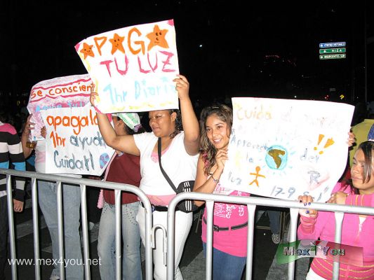 La Hora del Planeta / Hour Planet 2010 (02-02)
â€œEl aÃ±o pasado, en la capital mexicana mÃ¡s de 10 mil personas se unieron en el ZÃ³calo para celebrar â€œLa Hora del Planetaâ€ y otros miles se unieron a esta iniciativa apagando las luces de sus hogares, tambiÃ©n participaron 110 edificios ubicados en el D.F. Este 2010 el GDF contempla superar la meta en el apagado de edificiosâ€ declarÃ³ Alejandro Rojas. 

Photo by: JesÃºs SÃ¡nchez
Keywords: hora planeta planet hour ecological ecologia energia energy ahorro ahorrar save saving 