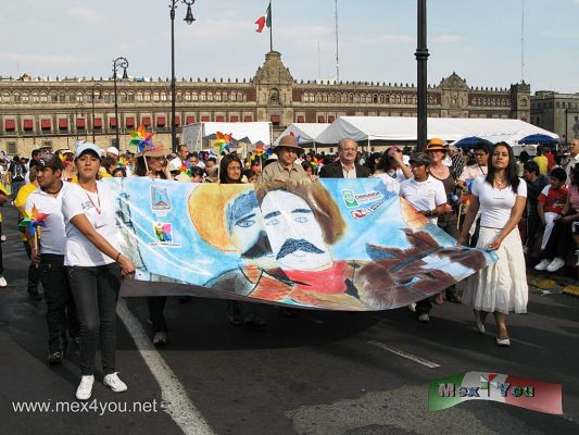 Caminata de NiÃ±os y NiÃ±as / Walking of Chihuahua and Morelos Kids  (04-05)
La marcha encuentro de niÃ±as y niÃ±os Zapatistas y Villistas partiÃ³ este domingo del Palacio de Bellas Artes por la  calle Francisco I. Madero, en una jubilosa caravana, al ritmo de La MÃºcura, interpretada por la Banda de Tlayacapan, Morelos. Los menores  morelenses en terciopelo negro, vestidos Chinelos, bailaban precedidos por las Ã³rdenes de un personaje en zancos que personificaba al general Villa, quien ademÃ¡s determinaba la direcciÃ³n del contingente.


Photo by: JesÃºs SÃ¡nchez
Keywords: caminata niÃ±os niÃ±as niÃ±o niÃ±a chihuahua morelos walking walk zapata villa zapatistas villistas zapatista villista 