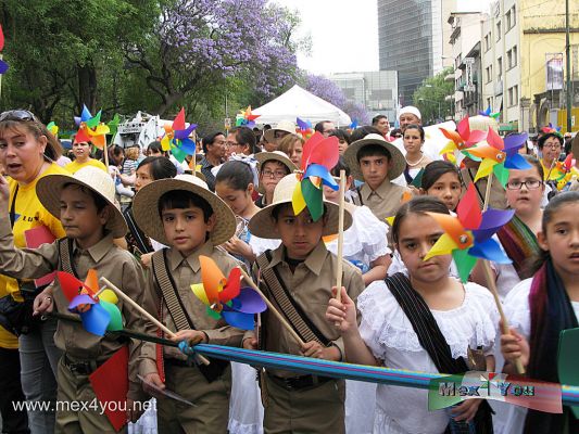 Caminata de NiÃ±os y NiÃ±as / Walking of Chihuahua and Morelos Kids  (05-05)
De blanco, las niÃ±as chihuahuenses, vestidas de Adelitas, y los niÃ±os de pequeÃ±os Villas, comenzaron la caminata encabezados por la titular de la SecretarÃ­a de Cultura del Distrito Federal, Elena Cepeda de LeÃ³n, en compaÃ±Ã­a de los legisladores Graco RamÃ­rez Garrido y Adelaida Alavez, asÃ­ como Jorge Carrera y Martha Ketchum MejÃ­a, representantes de las autoridades culturales de Chihuahua y Morelos, respectivamente.


Photo by: JesÃºs SÃ¡nchez
Keywords: caminata niÃ±os niÃ±as niÃ±o niÃ±a chihuahua morelos walking walk zapata villa zapatistas villistas zapatista villista 